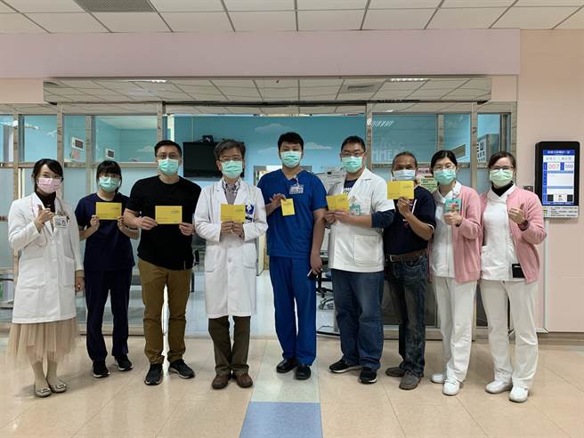 卫福部金门医院今（24）日上午10时起，也开始施打第一波COVID-19疫苗，院长侯重光与其他9名医疗人员率先接种。（金门医院提供）