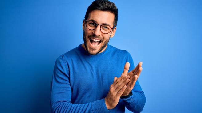 美国一名男子在抖音上表演「用肩膀拍手」而暴红（图／shutterstock）