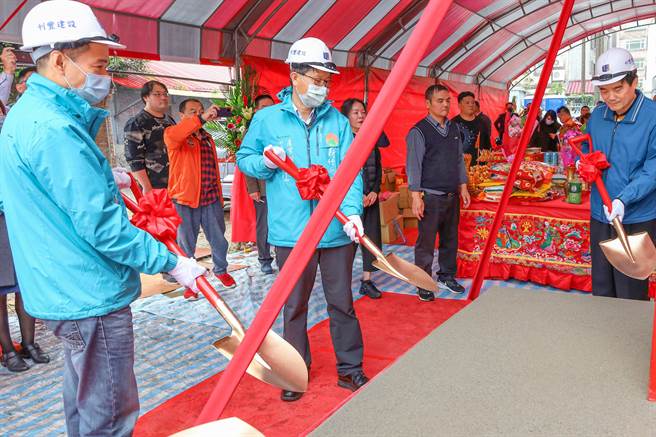 具有指标性的竹北市光明六路上的危老重建案，由县府产发处副处长姜礼仙（中）等人动土开工。（罗浚滨摄）