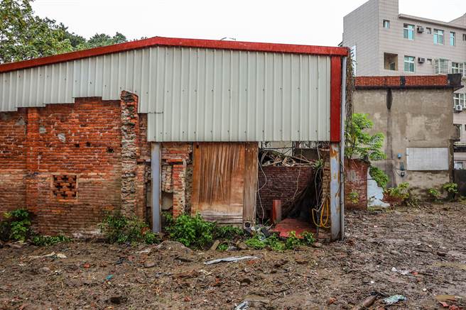 竹北市光明六路危老重建案，基地面积有990坪，开工后将拆除地上三栋超过一甲子的老旧平房，整合兴建为两栋15层的住宅大楼。（罗浚滨摄）