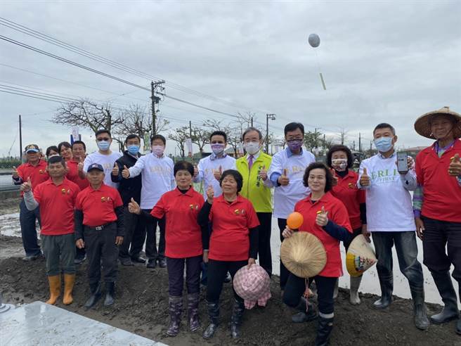 24日由农委会农粮署、彰化县政府指导，二林镇公所与寿米屋在香田国小生态田，举办二林之光智农联盟启动记者会，以二林之光「Erlin First」小镇之名，发表地方创生品牌。(吴建辉摄)