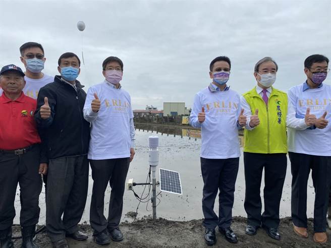 现在已经有500名农民使用手机智慧管理回馈，提供契作农民精准作业指导，达成产销利验证年契作面积超过1000公顷，未来要让二林小镇，变成智慧农业小镇。(吴建辉摄)