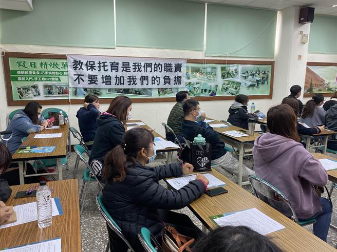 托婴、幼儿园业者诉求希望不要被纳入空品公告列管对象，现场高挂白布条诉心声。（曹婷婷摄）