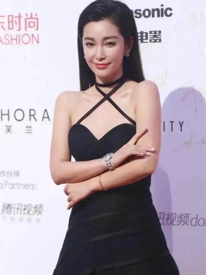 李冰冰的身材姣好，一点都不像已经48岁。(图/翻摄自微博)