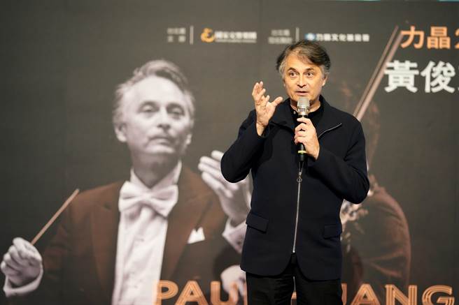 国家交响乐团下一任艺术顾问准．马寇尔表示，黄俊文对华尔顿小提琴协奏曲的演奏十分天然，能带着乐团自然地跟上。（国家交响乐团提供）