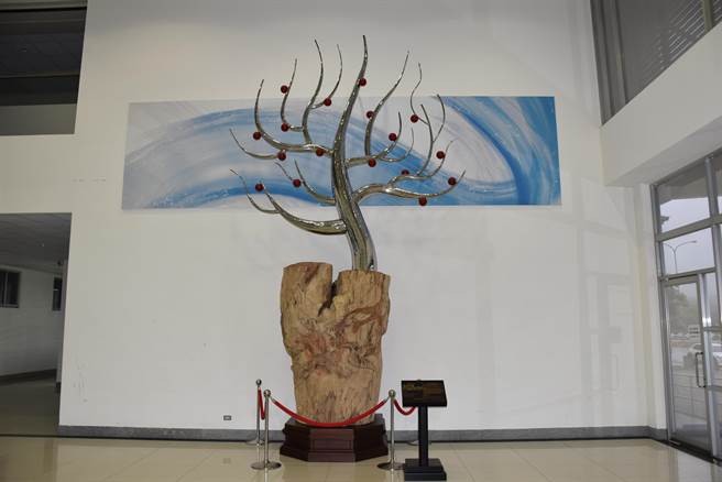 苗栗县消防局最新装置艺术「苹苹安安」，24日正式启用。（谢明俊摄）