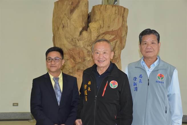 苗栗县长徐耀昌24日上午主持消防局装置艺术「苹苹安安」启用仪式。（谢明俊摄）