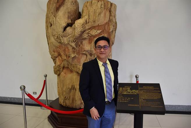 苗栗雕刻世家第2代的谢洧铭将私藏20年的千年樟木拿出来给苗栗县政府消防局作为置艺术。（谢明俊摄）