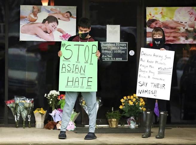 美國亞特蘭大按摩館槍擊案造成8人死亡，當中6人為亞裔女性，專家認為絕對不是巧合，指出對亞裔女性的物化、性慾化、以及被邊緣化等3項因素，是美國亞裔女性更易受暴力攻擊的原因。（圖／美聯社）