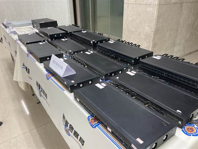 警方查扣窜改主叫号码伺服器1台及DMT发话设备19台等证物。（林郁平摄）