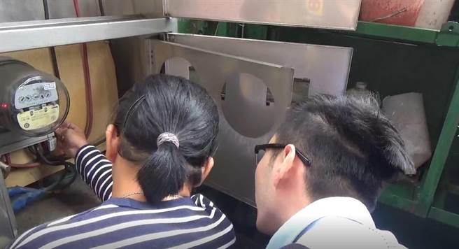 64歲切割工廠負責人呂男從2018年在新莊區中正路工廠改造電表線路，竊取台電公司29萬度用電，其電費高達112萬元(台電提供／戴上容新北傳真)