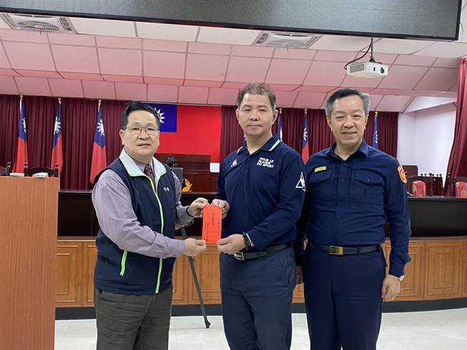 台電北西區處處長邱華龍（左）、新北市警察局新莊分局偵查隊小隊長林勇瑋（中）、分局長林溫柔（右）(台電公司提供／戴上容新北傳真)