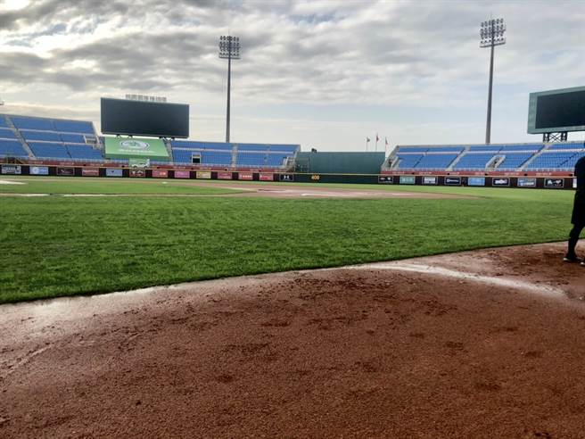 桃园球场受到雨势影响，场地不佳无法进行比赛。（邓心瑜摄）
