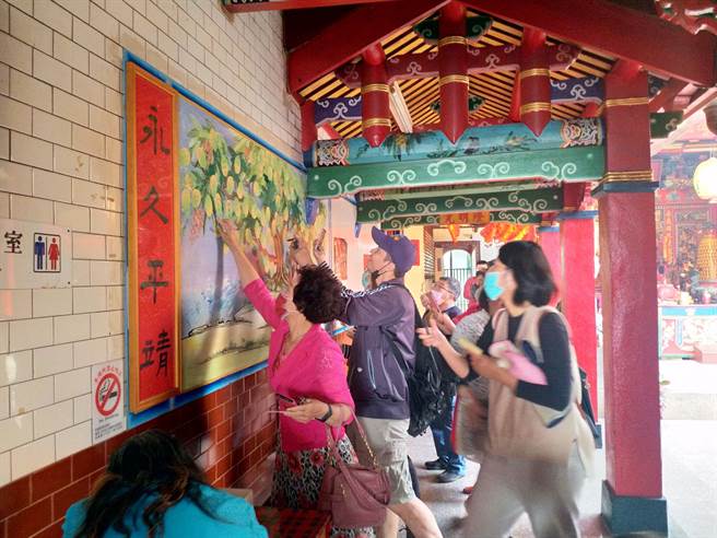 永安宫三山国王加持下于祈福墙写下心愿(顶新和德文教基金会提供)