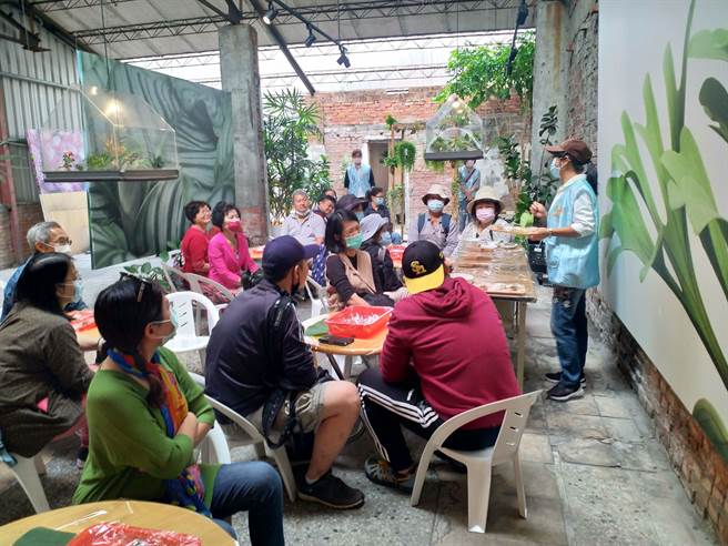 红砖老宅小院子中手作古早味刺壳粿(顶新和德文教基金会提供)