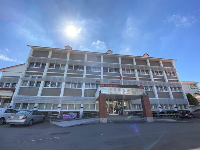 苗栗縣政府民政處指出，造橋鄉公所經耐震力評估有安全隱憂，拆除重建案獲內政部初審通過。（巫靜婷攝）