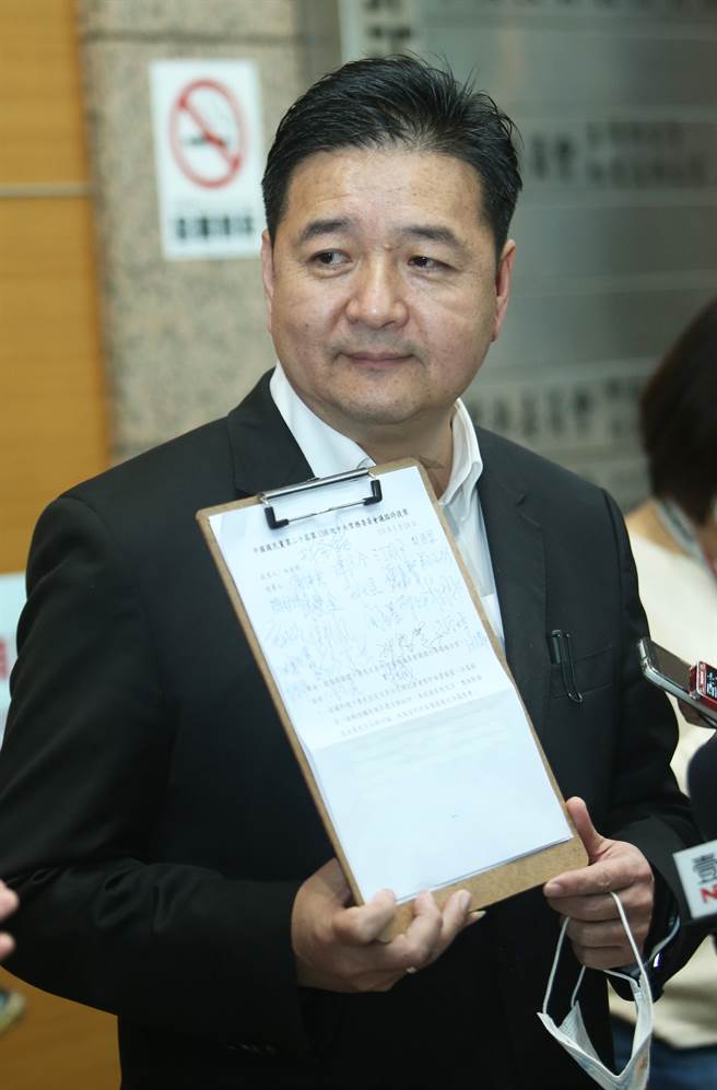 林金結在中常會前出示提案連署書。（陳怡誠攝）