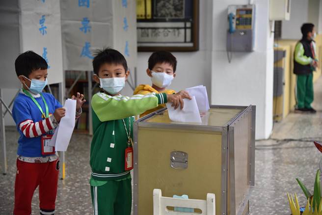 侨孝国小的学生，今日在三好侨孝自治市长选举中投下神圣的一票。（卢金足摄）