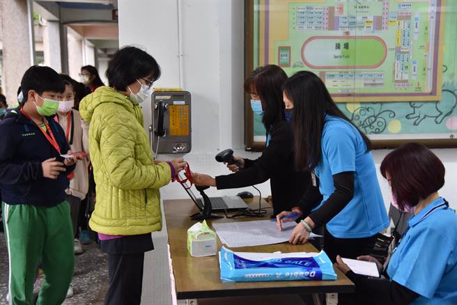 三好侨孝自治市长选举，校方特别制作身分辨识贴纸，让学生凭着交通卡就能领票，将科技融入生活中。（卢金足摄）