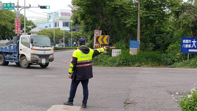桃園市八德警分局為維持轄區交通行車順暢，4月2日至4月5日，在轄內各重要路口實施交通疏導措施，並針對台4線、大湳交流道等路段及八德區大安、霄裡等2處公墓周邊道路，適時派遣警力及義交維持交通秩序。（警方提供／賴佑維桃園傳真）