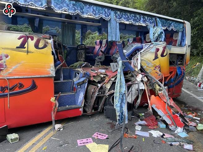 遊覽車3月16日失控撞上蘇花公路山壁，釀6死39傷。（宜蘭縣消防局提供／李忠一宜蘭傳真）