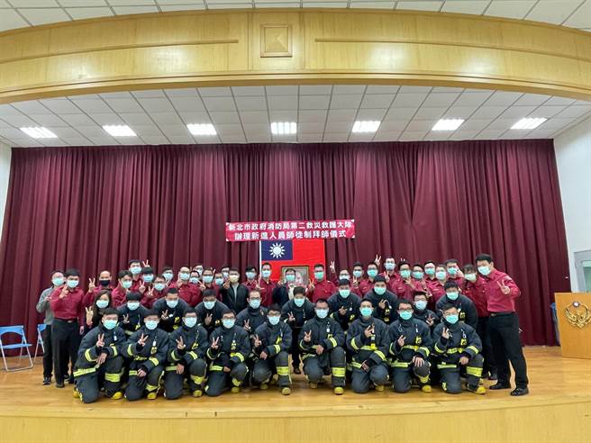 新北市二大救護大隊添18名新血　2名女性備受矚目(消防局提供／戴上容新北傳真)