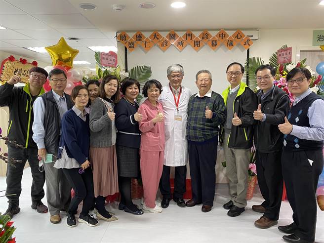 敏盛杨敏盛致力于提供乡下居民医疗设备，让偏远地区的民眾也能享有足够的医疗资源。（姜霏摄）