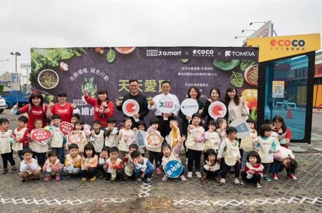 24H零人力旗艦型智能回收機—「大可可」進駐愛買台南店。（愛買提供）