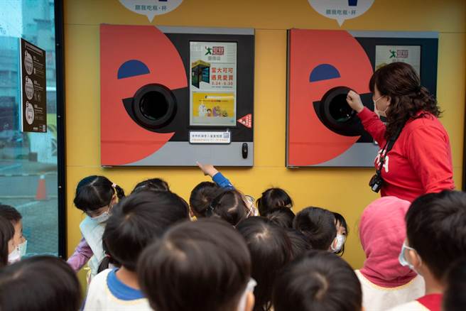 YMCA台南公園會館幼兒園小朋友在教學觀摩活動中餵大可可吃寶特瓶、塑膠杯。（愛買提供）
