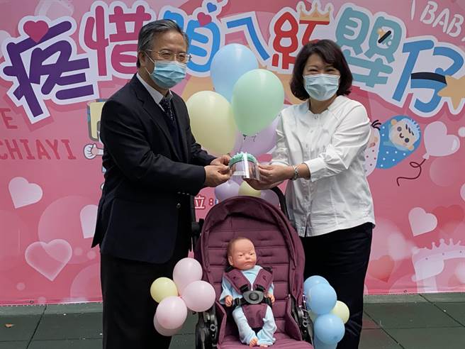 嘉义基督教医院长姚维仁（左）代表捐赠新生儿防护面罩，嘉义市长黄敏惠（右）代表接受。（廖素慧摄）