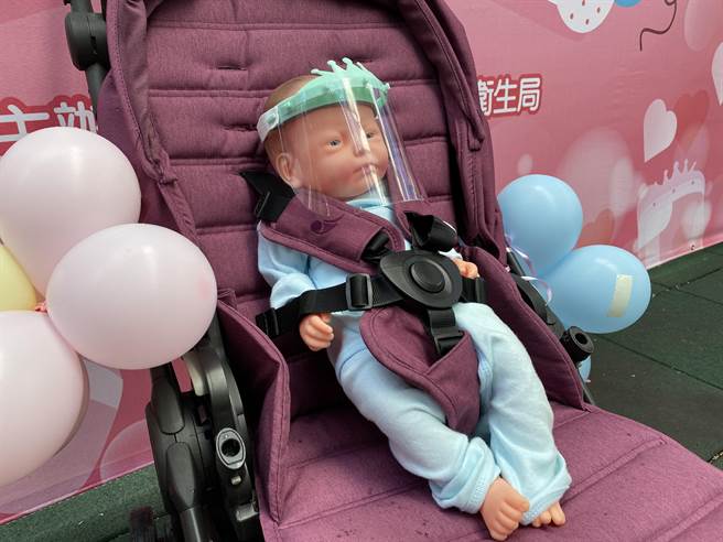 嘉义基督教医院因应防疫，设计出新生儿防护面罩。（廖素慧摄）