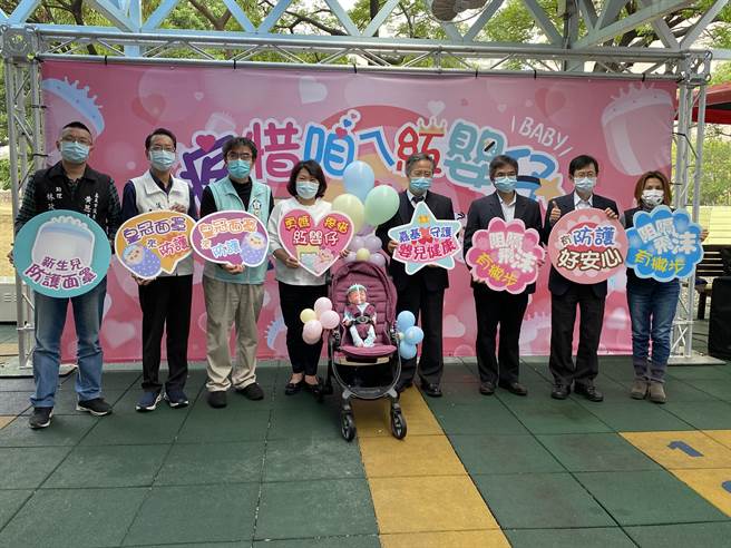 嘉义基督教医院首创新生儿防护面罩，免费送给嘉义市的新生儿加强防护。（廖素慧摄）
