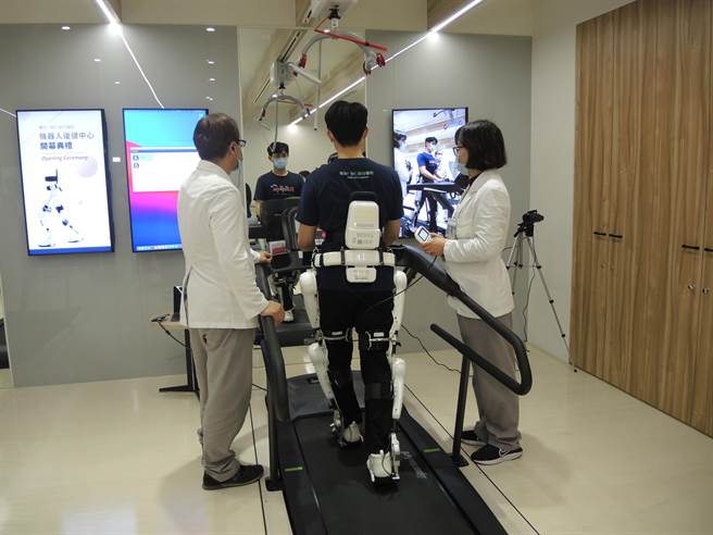 怡仁综合医院引入日本復健机器人，是全亚洲第5个使用的国家。（邱立雅摄）