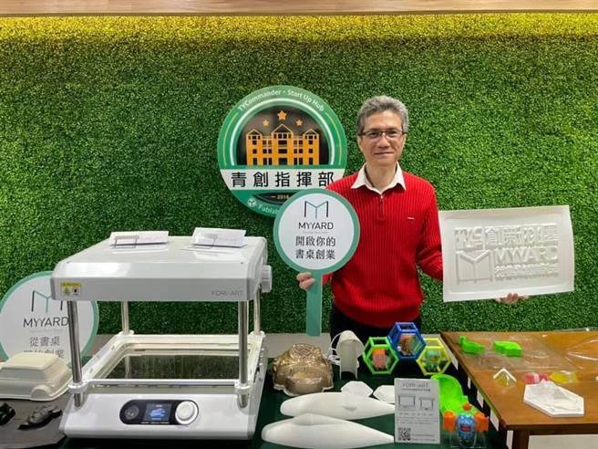 史承彦研发出智慧化真空成型机，让微型创业者创意成型生意成真。（吕筱蝉摄）