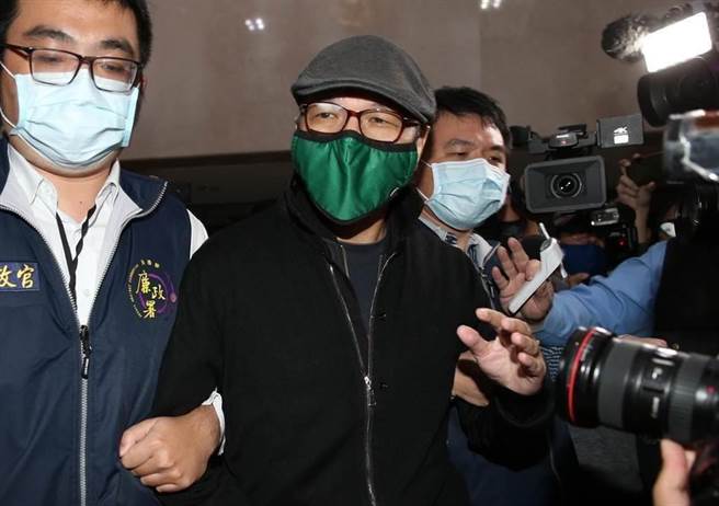 台北地院审理劳动基金炒股案，今传唤宝佳资产执行长唐楚烈（图），唐否认与劳金局投资组长游迺文共谋炒作远百股票，辩称被检调侦办后，他看报纸才知道游迺文。（本报资料照片）