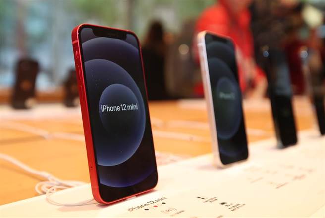 市场对iPhone12 mini需求不如预期。图为苹果直营店内展示机，提供民眾体验。（郑任南摄）