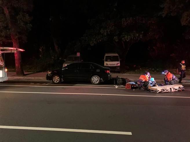 36歲程姓男子13日深夜騎車行經文化二路往復興一路時，疑行車不穩擦撞停在停車格的汽車後倒地不起，23日宣告不治。（翻攝照片／賴佑維桃園傳真）