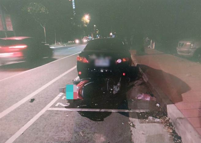 36歲程姓男子13日深夜騎車行經文化二路往復興一路時，疑行車不穩擦撞停在停車格的汽車後倒地不起，23日宣告不治。（翻攝照片／賴佑維桃園傳真）