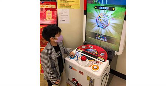 交流「宝可梦卡」是小学生之间最重要的小事。(图/1111人力银行提供)