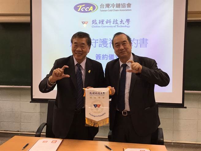 致理科技大学校长陈珠龙与台湾冷链协会理事长程东和，共同签署「就业守护神合约」，两人比出C手势代表Cold Chain冷链，象徵双方致力于冷链人才培育。(图/致理科技大学提供)