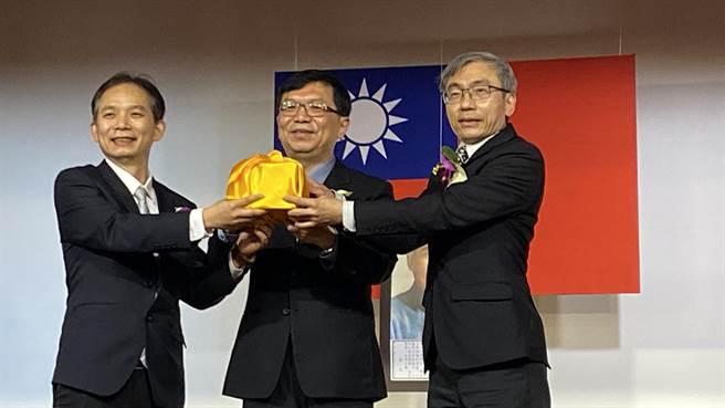 文化资产局新任局长由国立传统艺术中心主任陈济民（右）转任，交接仪式由文化部次长李连权（中）监交。（陈淑芬摄）