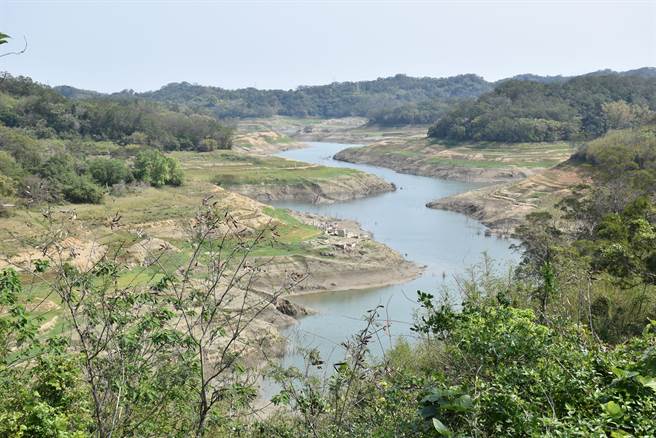 头份三湾永和山水库有效蓄量已降至10％以下，自来水处将启动供5休2措施。（谢明俊摄） 