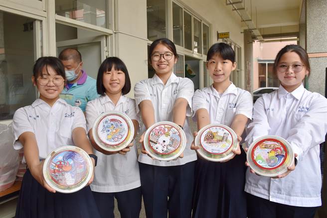 嘉義市民生國中透過課程設計，與噴水雞肉飯業者合作，由學生融合嘉市在地特色、地標等概念，創造出5款獨一無二的便當盒，目前已正式問市銷售。（呂妍庭攝）