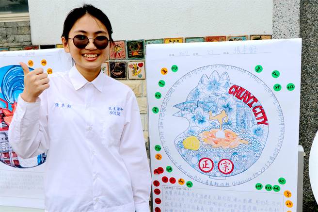 嘉義市民生國中學生張本鈺以透明水彩和壓克力，設計出以青花瓷為基底便當盒，融合許多嘉義元素，別具巧思 。（呂妍庭攝）