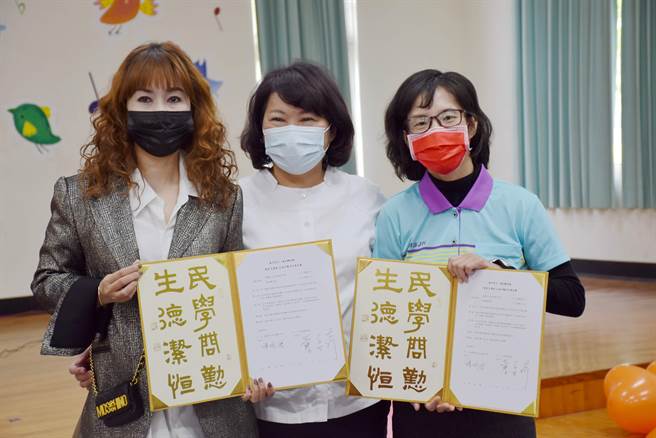 嘉義市民生國中校長陳明君（右）23日與噴水雞肉飯業者董孟婷（左）簽署合作意向書，市長黃敏惠（中）親自見證。（呂妍庭攝）