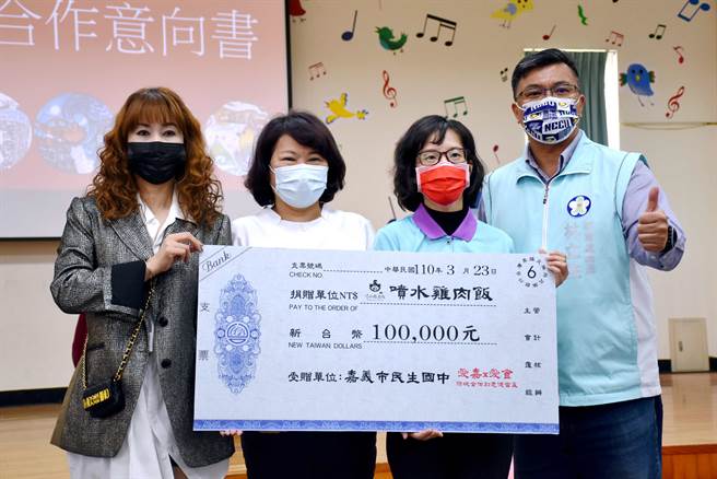 嘉義市民生國中透過課程設計，與噴水雞肉飯業者合作，由學生融合嘉市在地特色、地標等概念，創造出獨一無二的便當盒。（呂妍庭攝）