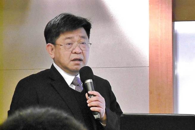 工纸大厂荣成24日应邀召开法说，由财务长暨发言人邹永芳说明营运概况及展望。（记者林资杰摄）