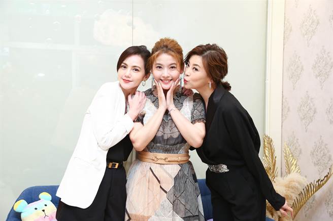 方馨、简沛恩为王乐妍的SPA馆开幕站台。（超级红娱乐提供）