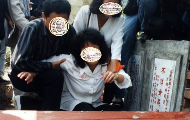 罹患癌症末期的建中学生黄国镒，寻找失驣妹妹黄佩芬，黄母见棺木痛哭失声。（中时资料照）