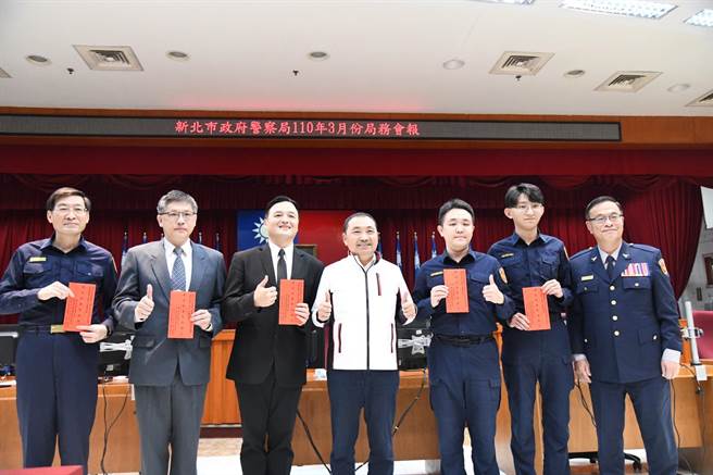 侯友宜表揚三重分局偵破銀樓搶案有功人員。（新北市警察局提供）
